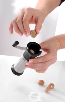 GEFU Set: Muskatmühle MOSCATA + SPICEBAR XS-Muskatnüsse, Bio Inhalt 8 G + SPICEBAR XS-Tonkabohnen, Bio Inhalt 7 G 11 GEFU Set: Muskatmühle MOSCATA + SPICEBAR XS-Muskatnüsse, Bio Inhalt 8 G + SPICEBAR XS-Tonkabohnen, Bio Inhalt 7 G -GEFU Verkaufsgeschäft 00189 gefu set muskatmuehle moscata mit muskatnuessen und tonkabohnen 03