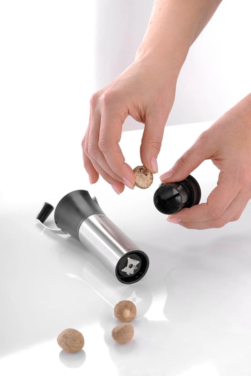 GEFU Set: Muskatmühle MOSCATA + SPICEBAR XS-Muskatnüsse, Bio Inhalt 8 G + SPICEBAR XS-Tonkabohnen, Bio Inhalt 7 G 6 GEFU Set: Muskatmühle MOSCATA + SPICEBAR XS-Muskatnüsse, Bio Inhalt 8 G + SPICEBAR XS-Tonkabohnen, Bio Inhalt 7 G – Bild 4