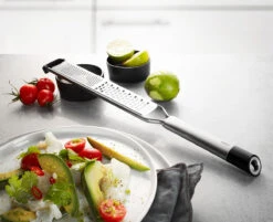 GEFU Set: Fein- Und Grobreibe PRIMELINE + SPICEBAR XS-Muskatnüsse, Bio Inhalt 8 G + SPICEBAR XS-Tonkabohnen, Bio Inhalt 7 G -GEFU Verkaufsgeschäft 00190 gefu set fein und grobreibe primelien mit muskatnuessen und tonkabohnen 03