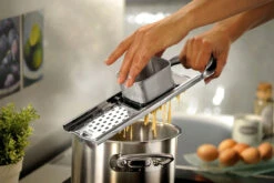 GEFU Spätzlehobel Edelstahl TRADIZIONE, Lange Spätzle -GEFU Verkaufsgeschäft 10980 GEFU Spaetzlehobel TRADIZIONE 04