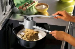 GEFU Kartoffel-/Spätzlepresse SPÄTZLEBOUB 10 GEFU Kartoffel-/Spätzlepresse SPÄTZLEBOUB -GEFU Verkaufsgeschäft 13170 GEFU Kartoffel und Spaetzlepresse SPAETZLEBOUB 004