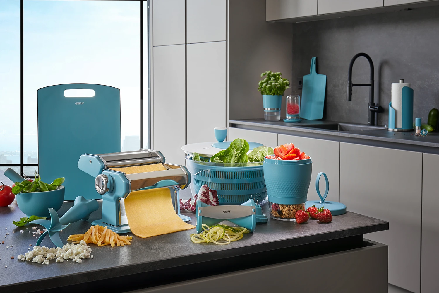 GEFU Schneidebrett LEVORO, Mittel, Azurblau 4 GEFU Schneidebrett LEVORO, Mittel, Azurblau – Bild 2